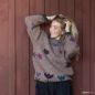 Preview: Wollpullover mit Blumenmotiv Lila Tragebeispiel